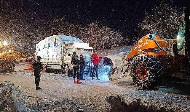 Muradiye&#039;de yolda mahsur kalan araçlar kurtarıldı