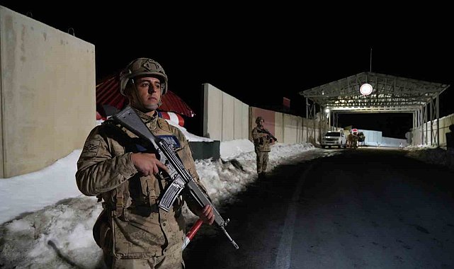 Muş'ta güvenlik güçleri yeni yıla dondurucu soğukta elleri tetikte girdi