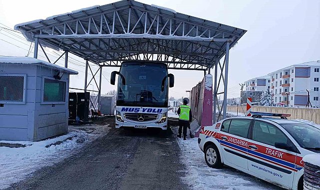 Muş'ta jandarma ekipleri otobüsleri denetledi