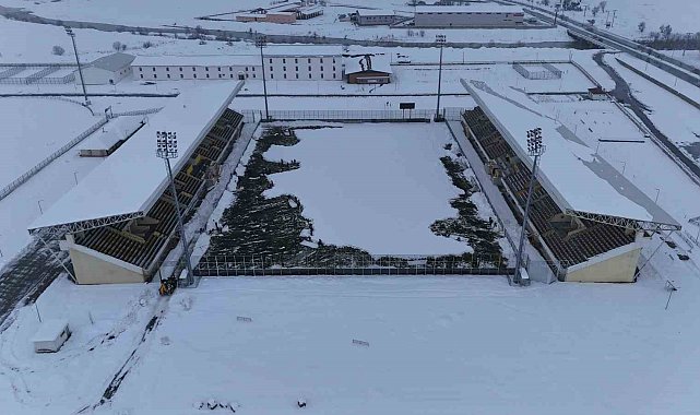 Muşlular maç iptalini önlemek için küreklerle stadyumu temizledi