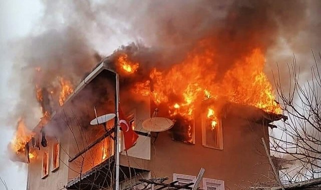 Nallıhan'da çıkan yangında 3 katlı bir ev kullanılamaz hale geldi