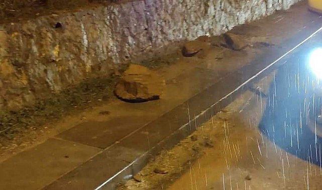 Nallıhan'da yağış sonrası yola düşen kayalar paniğe sebep oldu