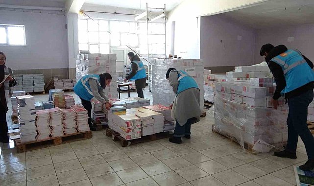 NEVADER'den üniversiteye hazırlanan öğrencilere kaynak kitabı desteği