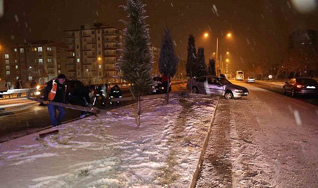 Nevşehir'de buzlanma kazaya sebep oldu, 3 araç hasar gördü
