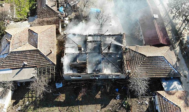 Ocakta unutulan süt, evi kül etti: Yaşlı kadın gözyaşlarıyla evinin yanışını izledi