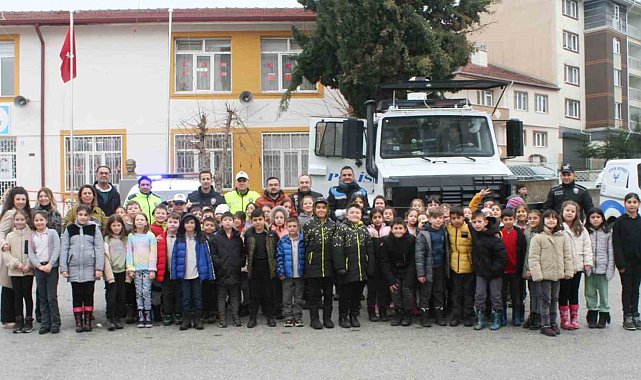 Öğrenciler, polis amcalarıyla güzel vakit geçirdiler