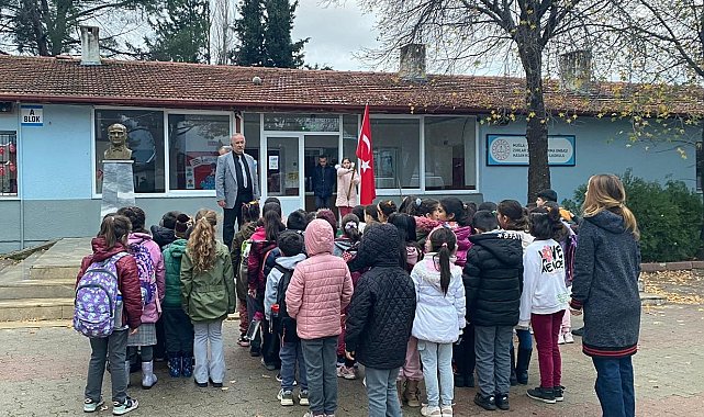 Öğrenciler, şehitler içim saygı duruşunda bulundu
