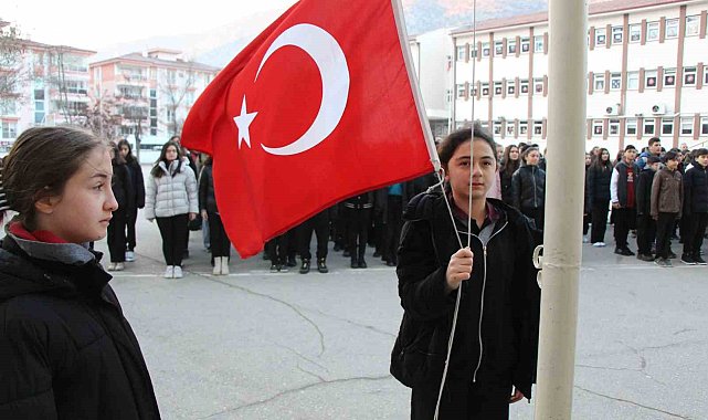 Öğrencilerden Pençe-Kilit şehitleri için saygı duruşu