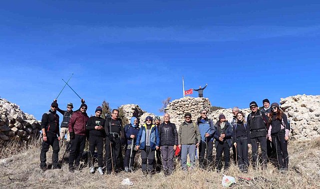 Oltu Tarmut Kalesi'nde İstiklal Marşı okuyup kupa maçında yaşanan olaylara tepki koydular