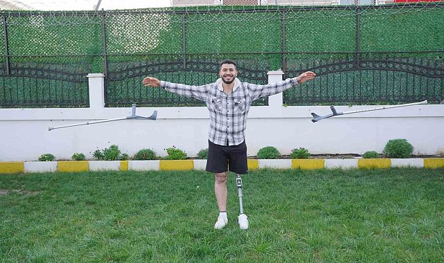 On sene sonra yürümenin mutluluğunu yaşıyor: Uçak bombasıyla kaybettiği bacağına protezle kavuştu