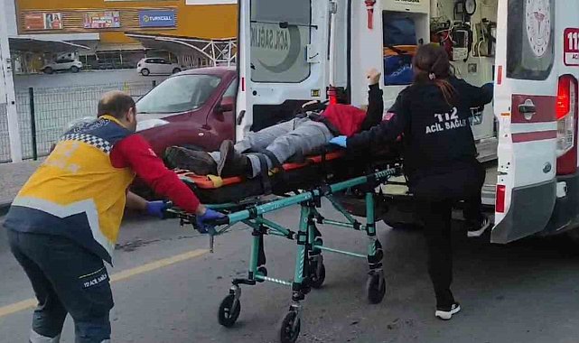 Önce aniden açılan araba kapısına çarptı, sonra otomobilin altında kaldı