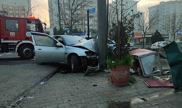 Önce simit arabasına sonra direğe çarptı