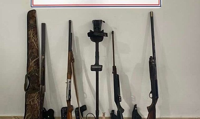 Operasyon yapılan evden çok sayıda silah ve tarihi eser çıktı