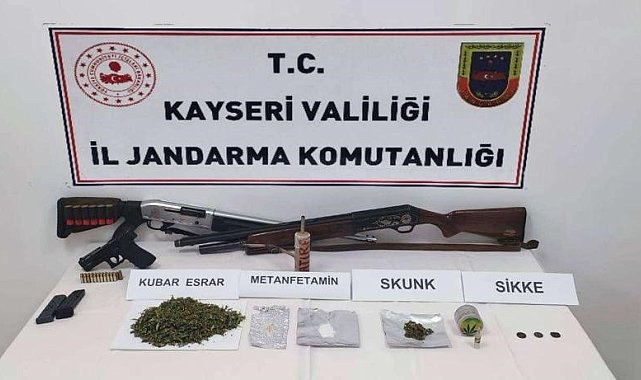 Operasyon yapılan evden uyuşturucu, silah ve tarihi eser ele geçirildi