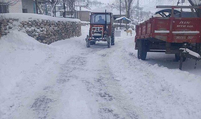 Örnek muhtar, kardan kapanan yolları kendi imkanlarıyla temizledi