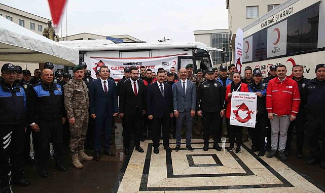 Osmaniye polisi Kızılay'ın 'Birbirimize Candan Bağlıyız' kampanyasına destek verdi