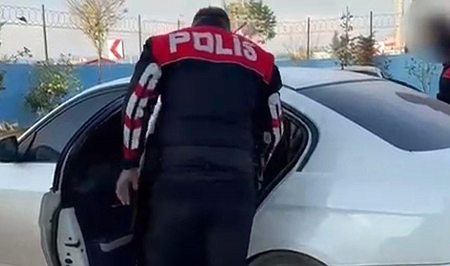 Osmaniye'de durdurulan otomobilde ruhsatsız tabanca ele geçirildi