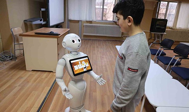 Otizmli çocuklar insansı robot 'Pepper' ile öğrenecek