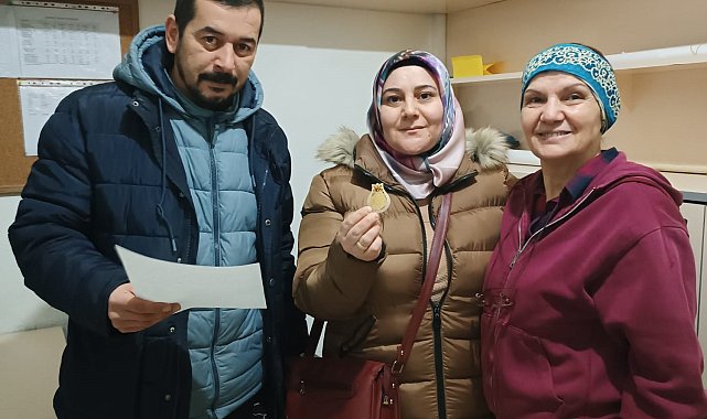 Otobüs durağında bulduğu altın kolyeyi sahibine teslim etti