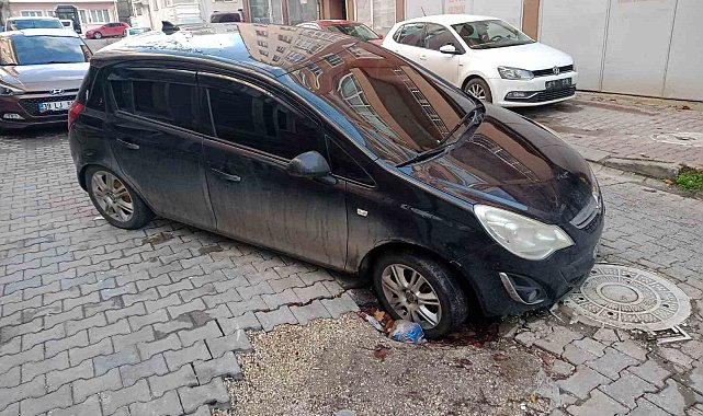 Otomobil çukura daldı, sürücü tepki gösterdi: "Zararım karşılansın"