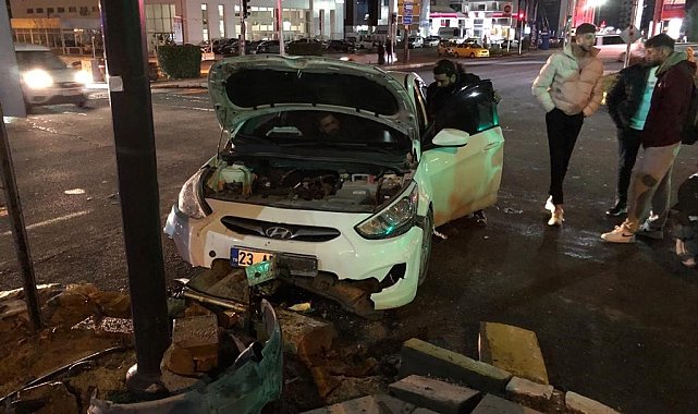 Otomobil direğe çarptı: 1 yaralı