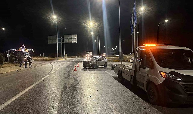 Otomobil sürücüsü sollamak istediği tıra yandan çarpıp ağır yaralandı