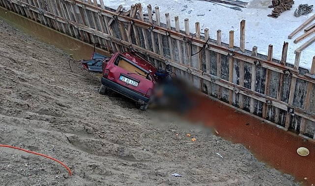 Otomobil, viyadük inşaat temeline uçtu: 3 ölü