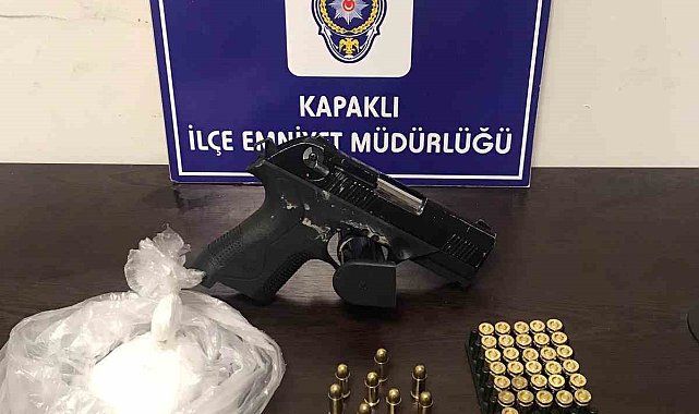 Otomobili bırakıp polisten kaçarken, kıskıvrak yakalandılar