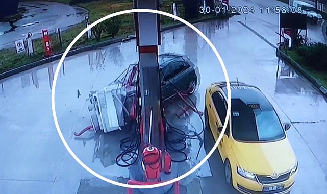 Otomobilin akaryakıt istasyonundaki pompaya çarptığı kaza kamerada