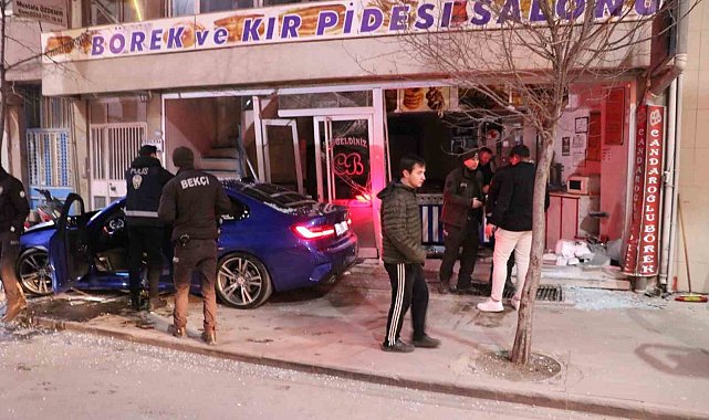 Otomobilin börekçiye daldığı kazada faciadan dönüldü