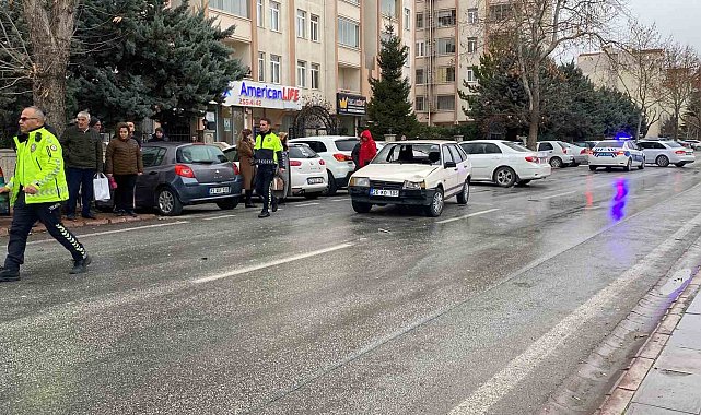 Otomobilin çarptığı çocuk yaralandı, üşümesin diye vatandaşlar üzerine ceket örttü