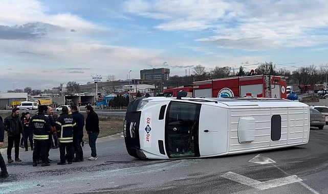 Otomobilin çarptığı servis minibüsü devrildi: 2 yaralı