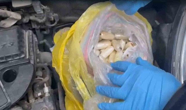 Otomobilin kaputundan 1 kilo uyuşturucu çıktı