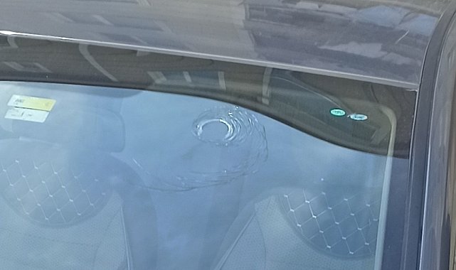 Otomobilin ön camına yorgun mermi düştü