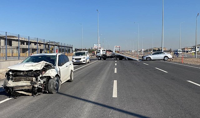 Otomobiller kavşakta çarpıştı: 1'i ağır 3 yaralı