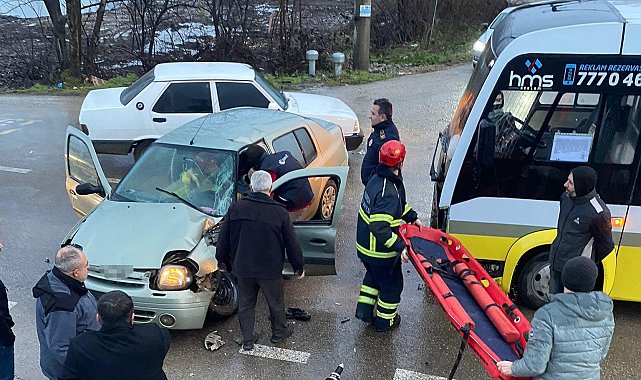 Özel halk minibüsü ile otomobil çarpıştı: 1 yaralı