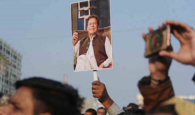 Pakistan'da eski Başbakan Khan ve Dışişleri Bakanı Kureyşi'ye 10'ar yıl hapis cezası