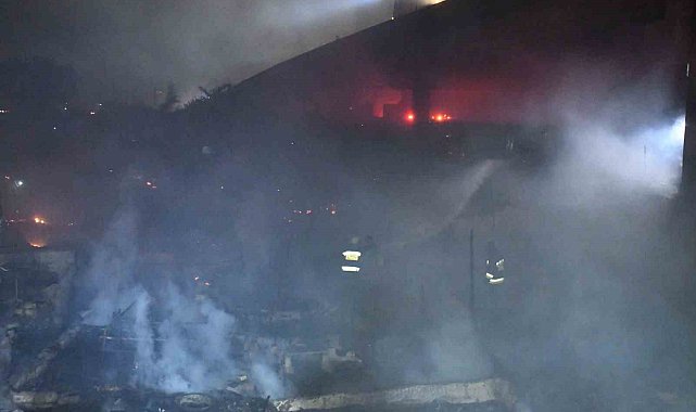 Pakistan'da gecekondu mahallesinde yangın: 100'den fazla ev küle döndü