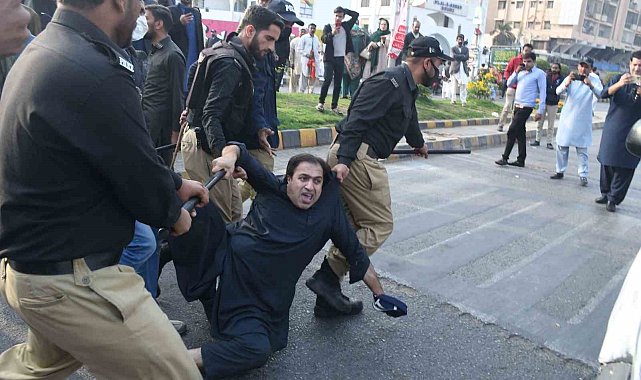 Pakistan'da Imran Khan'ın destekçileri polisle çatıştı: 7 yaralı