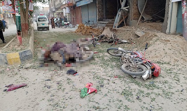 Pakistan'da seçim konvoyuna bombalı saldırı: 4 ölü