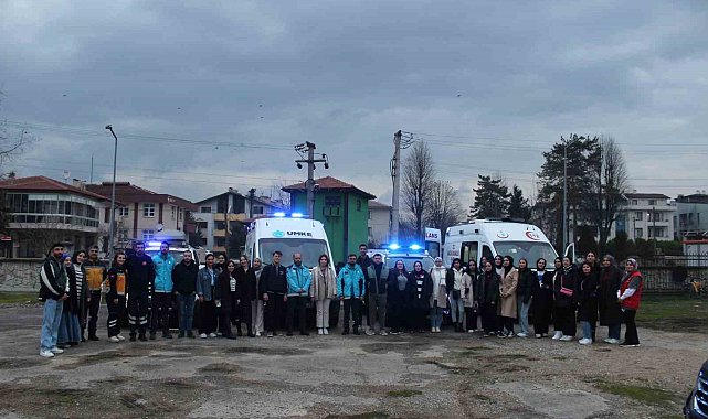 Paramedik öğrencileri, ambulansları inceledi