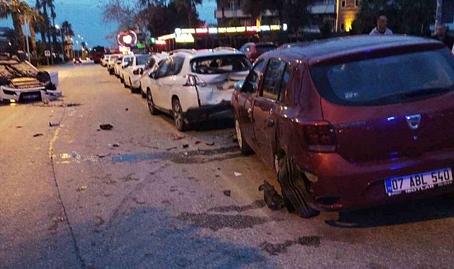 Park halindeki araçlara çarptıktan sonra takla atan otomobilden çıkan sürücü kaçtı