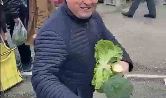 Pazar tezgahını satın aldı, vatandaşlara dağıttı