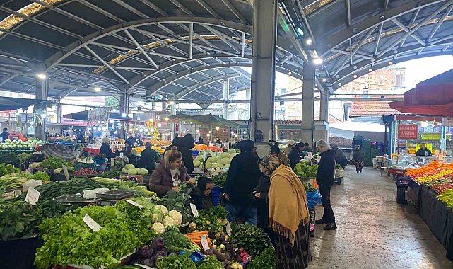 Pazarda fiyatlar düştü, vatandaş yoğun ilgi gösterdi