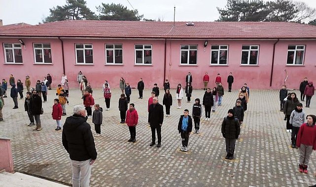 Pehlivanköy'deki okullarda şehitlerimiz için saygı duruşu