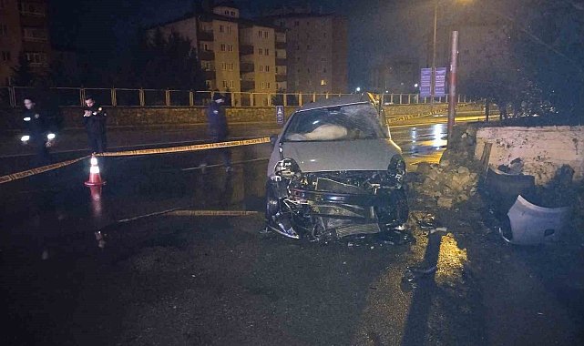 Pendik'te kontrolden çıkan araç duvara çarptı: 2 yaralı
