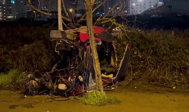 Pendik'te takla atan otomobil hurda yığınına döndü: 3 yaralı
