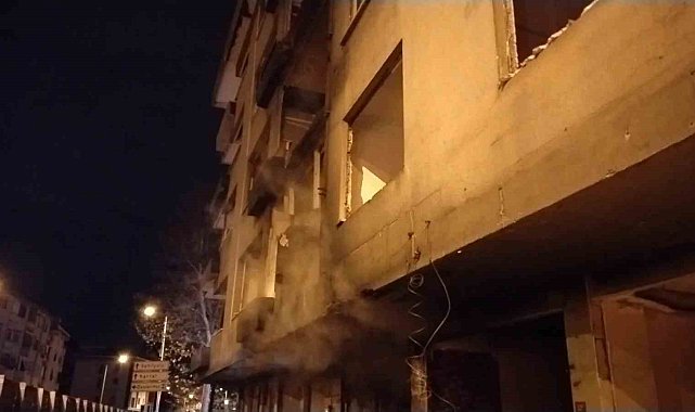 Pendik'te uyuşturucu madde etkisindeki şahıslar metruk binayı ateşe verdi