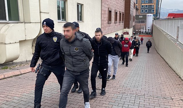 PÖH destekli operasyonda yakalanan zehir tacirleri adliyede