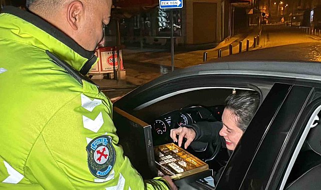 Polis bu sefer çikolata dağıttı